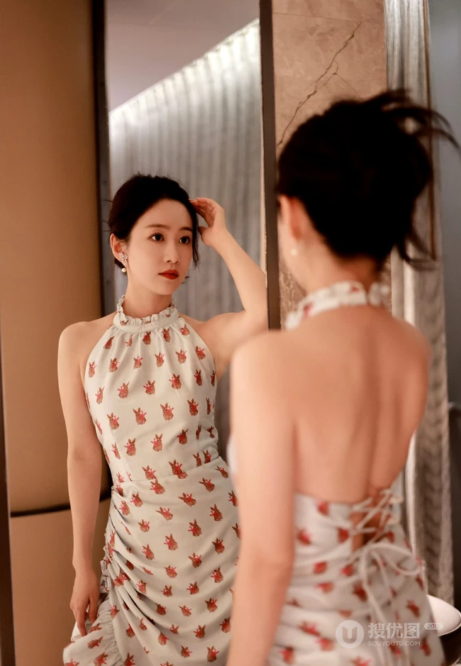 刘美含身着印有小兔子图案的无袖长裙优雅室内写真照