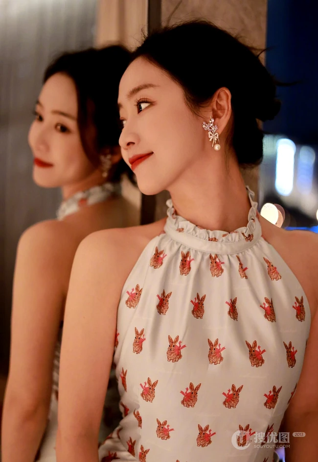 刘美含身着印有小兔子图案的无袖长裙优雅室内写真照