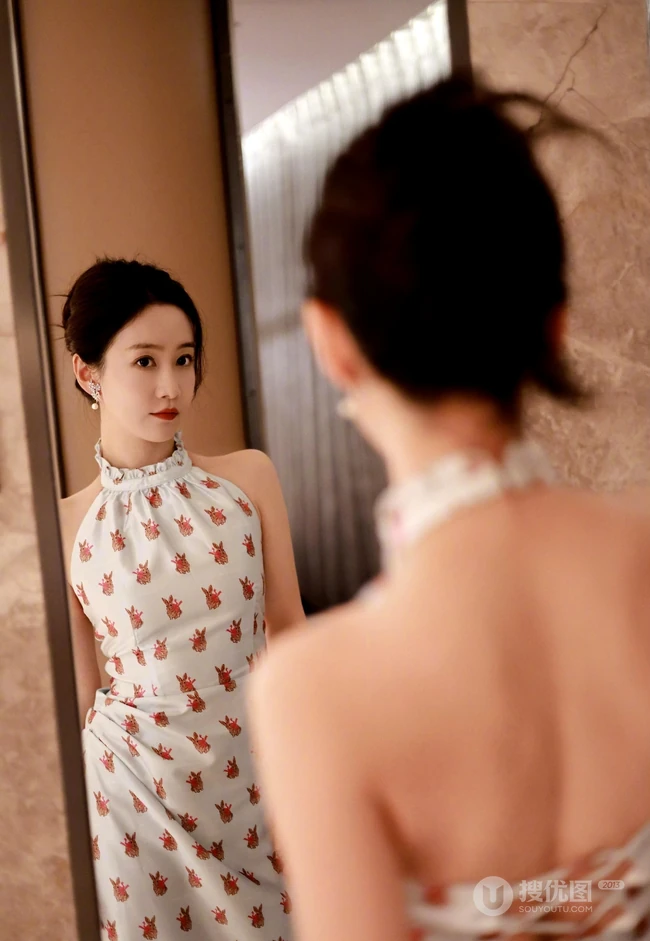 刘美含身着印有小兔子图案的无袖长裙优雅室内写真照