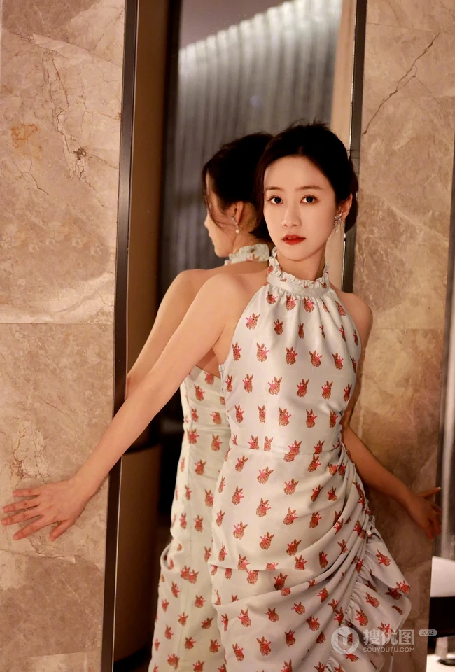 刘美含身着印有小兔子图案的无袖长裙优雅室内写真照