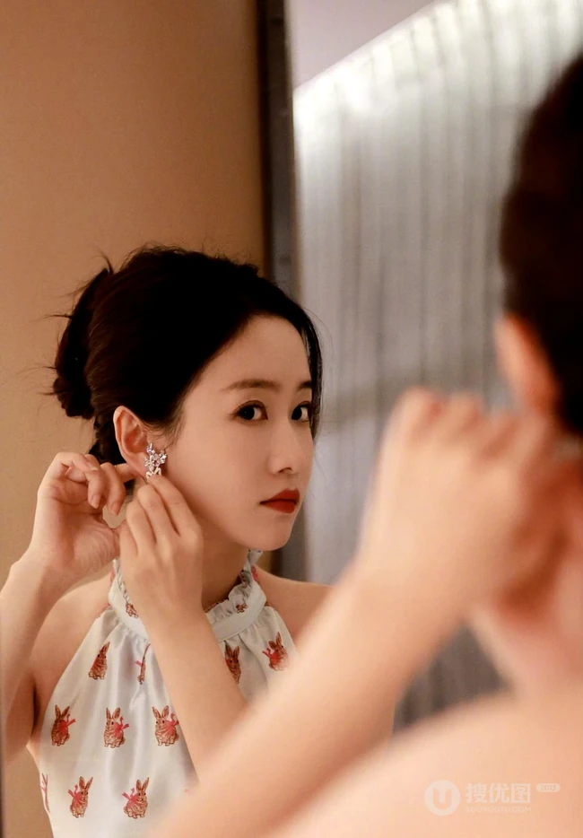 刘美含身着印有小兔子图案的无袖长裙优雅室内写真照