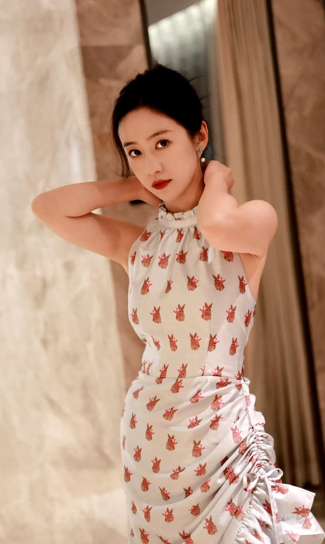 刘美含身着印有小兔子图案的无袖长裙优雅室内写真照