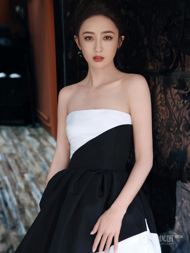 佟丽娅礼裙黑白裙穿搭优雅美图写真