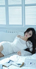 戴眼镜的漂亮可人女生白衣短裤休闲穿搭居家写真图集