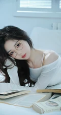 戴眼镜的漂亮可人女生白衣短裤休闲穿搭居家写真图集