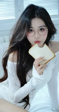 戴眼镜的漂亮可人女生白衣短裤休闲穿搭居家写真图集