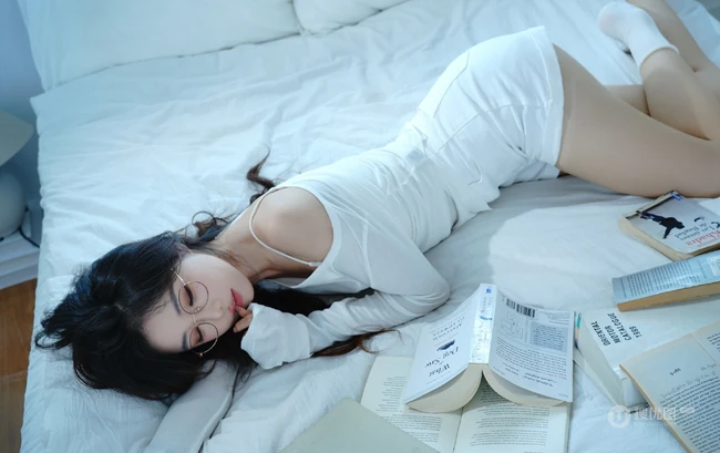 戴眼镜的漂亮可人女生白衣短裤休闲穿搭居家写真图集