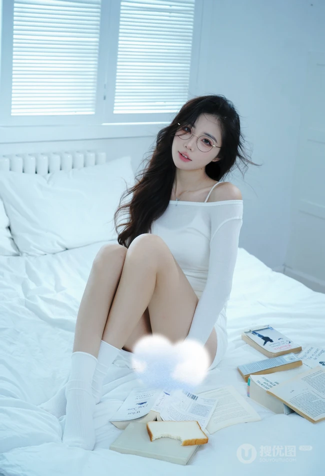 戴眼镜的漂亮可人女生白衣短裤休闲穿搭居家写真图集