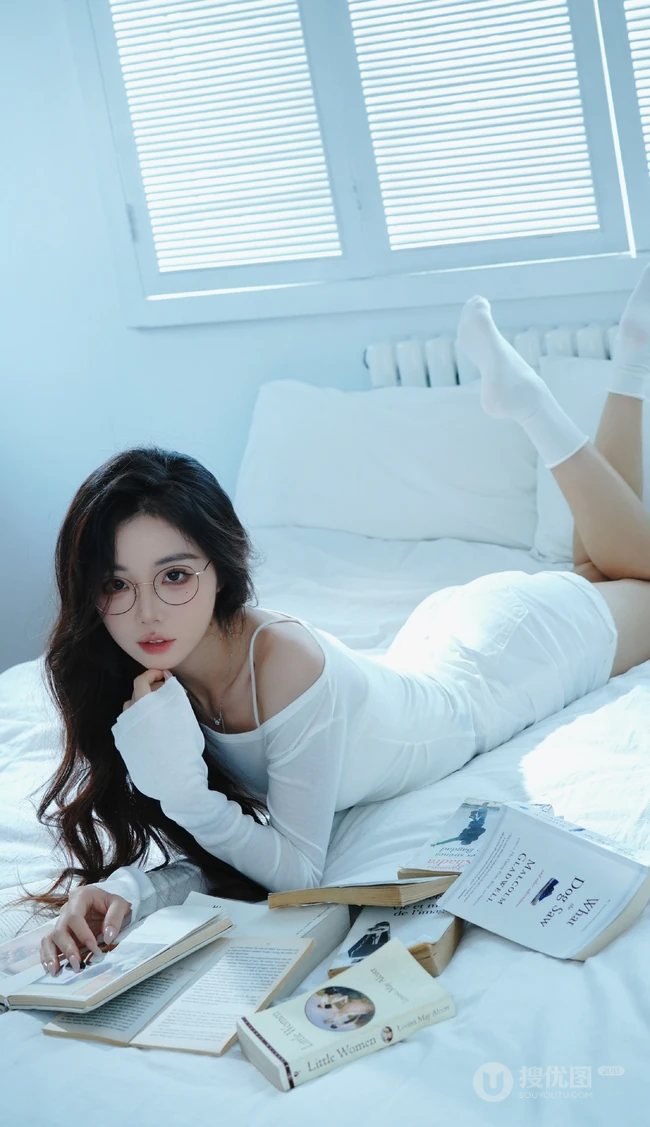 戴眼镜的漂亮可人女生白衣短裤休闲穿搭居家写真图集
