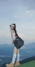 登山，登高的眼镜女生 身着白背心加黑色短裙运动穿搭青春活泼写真图集