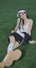 登山，登高的眼镜女生 身着白背心加黑色短裙运动穿搭青春活泼写真图集