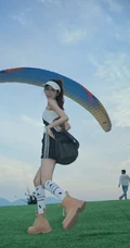 登山，登高的眼镜女生 身着白背心加黑色短裙运动穿搭青春活泼写真图集