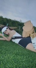 登山，登高的眼镜女生 身着白背心加黑色短裙运动穿搭青春活泼写真图集