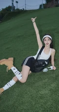 登山，登高的眼镜女生 身着白背心加黑色短裙运动穿搭青春活泼写真图集