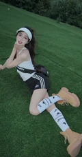 登山，登高的眼镜女生 身着白背心加黑色短裙运动穿搭青春活泼写真图集