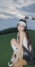 登山，登高的眼镜女生 身着白背心加黑色短裙运动穿搭青春活泼写真图集