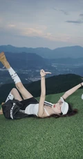 登山，登高的眼镜女生 身着白背心加黑色短裙运动穿搭青春活泼写真图集