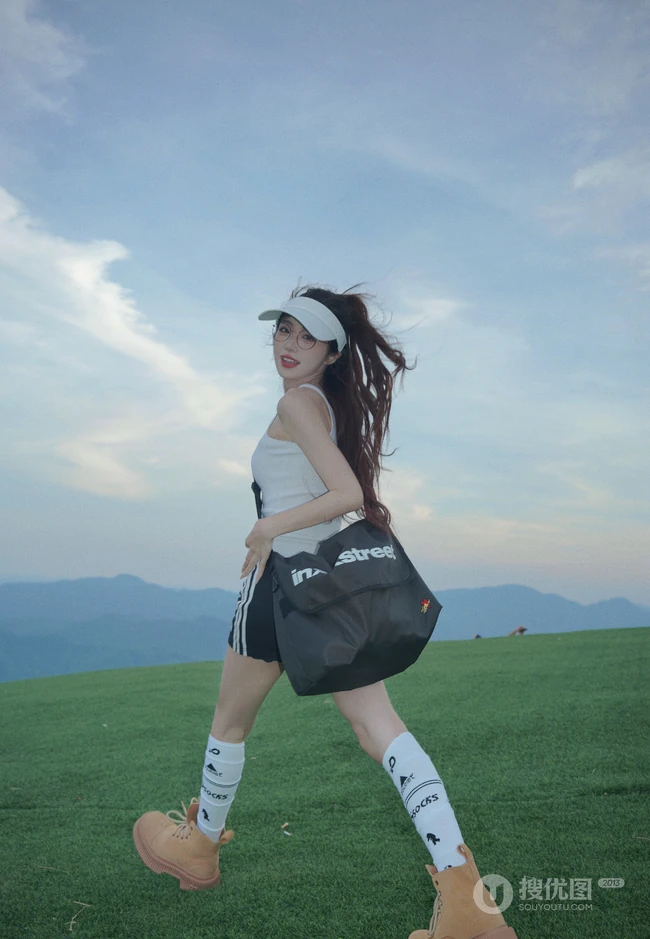 登山，登高的眼镜女生 身着白背心加黑色短裙运动穿搭青春活泼写真图集