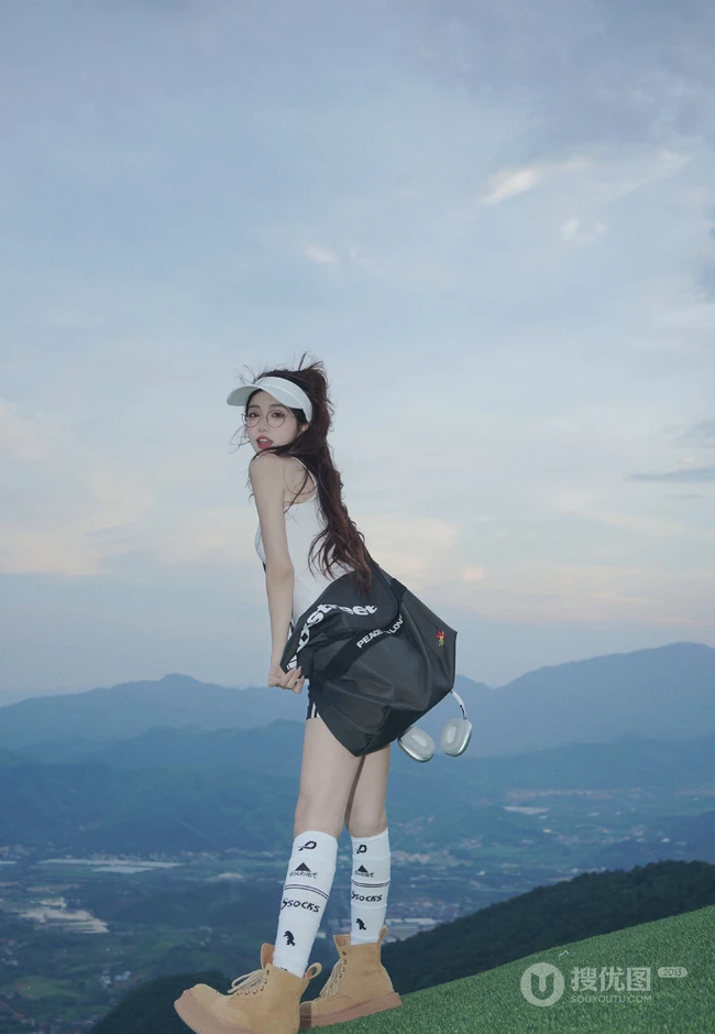 登山，登高的眼镜女生 身着白背心加黑色短裙运动穿搭青春活泼写真图集