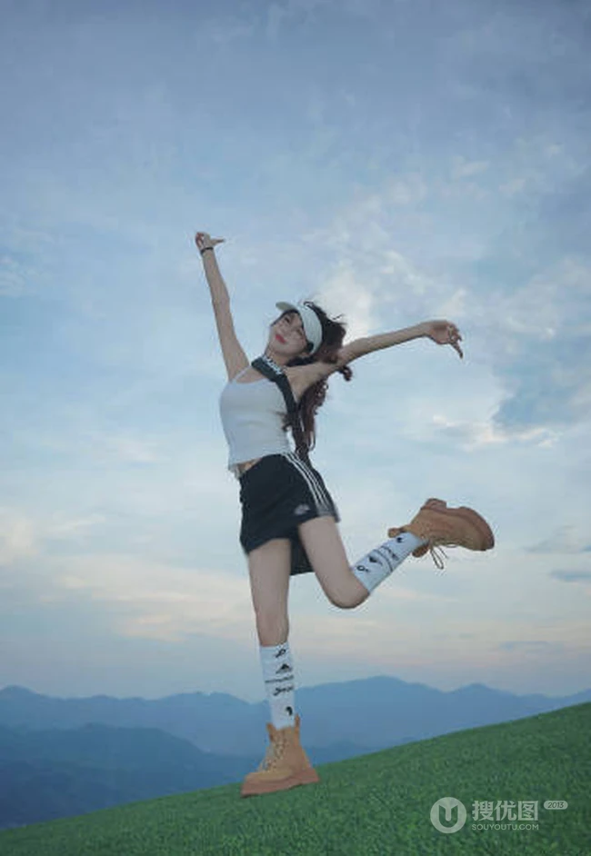 登山，登高的眼镜女生 身着白背心加黑色短裙运动穿搭青春活泼写真图集