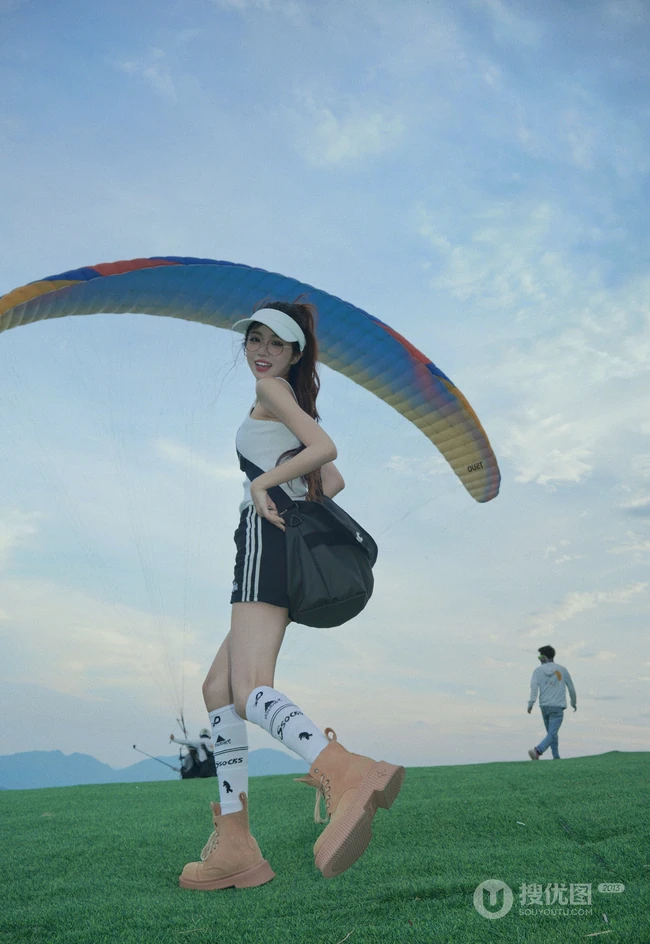 登山，登高的眼镜女生 身着白背心加黑色短裙运动穿搭青春活泼写真图集