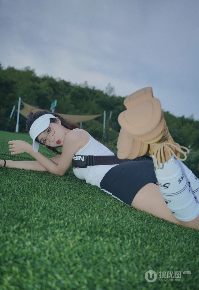登山，登高的眼镜女生 身着白背心加黑色短裙运动穿搭青春活泼写真图集