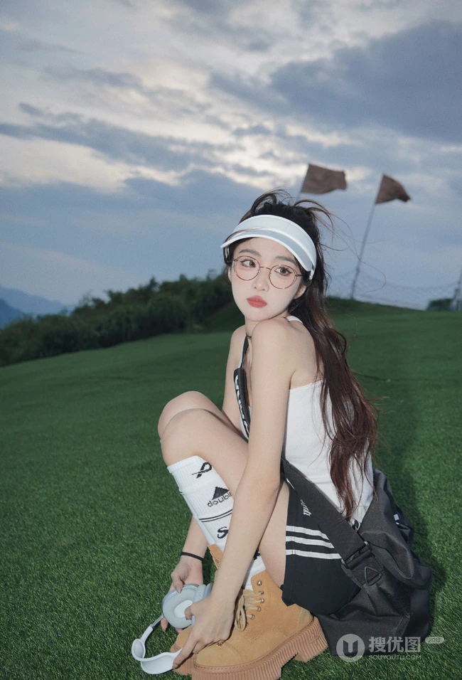 登山，登高的眼镜女生 身着白背心加黑色短裙运动穿搭青春活泼写真图集