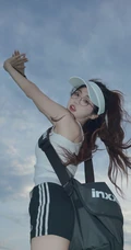 登山，登高的眼镜女生 身着白背心加黑色短裙运动穿搭青春活泼写真图集
