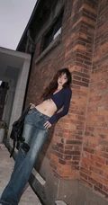 气质纤细线条女生，街拍牛仔裤眼镜女生紧身穿搭大秀曼妙身姿写真套图