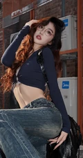 气质纤细线条女生，街拍牛仔裤眼镜女生紧身穿搭大秀曼妙身姿写真套图