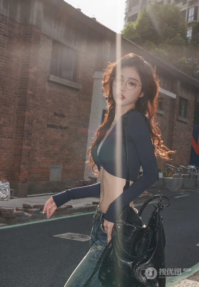 气质纤细线条女生，街拍牛仔裤眼镜女生紧身穿搭大秀曼妙身姿写真套图