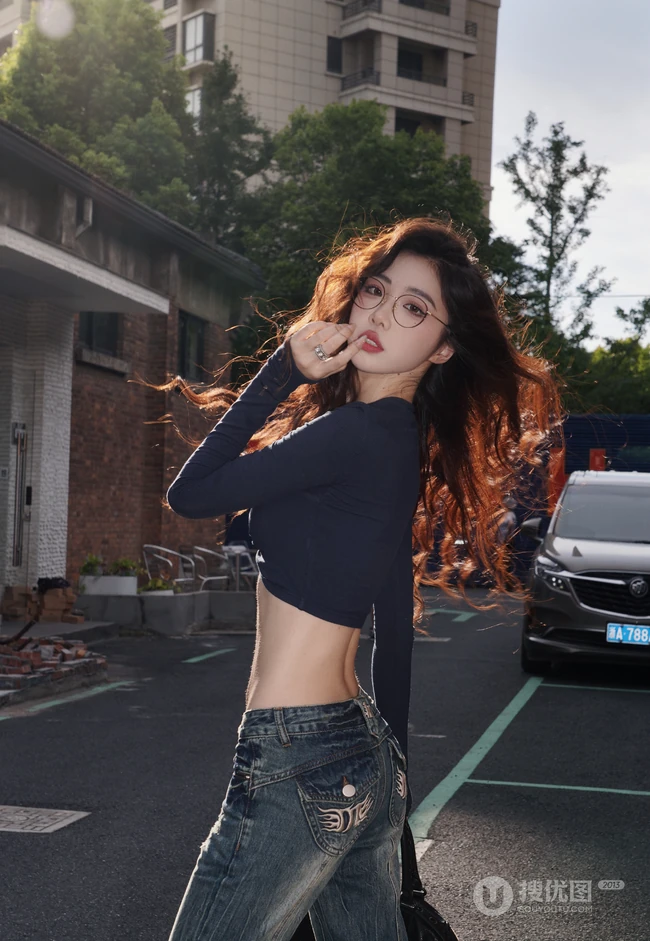 气质纤细线条女生，街拍牛仔裤眼镜女生紧身穿搭大秀曼妙身姿写真套图