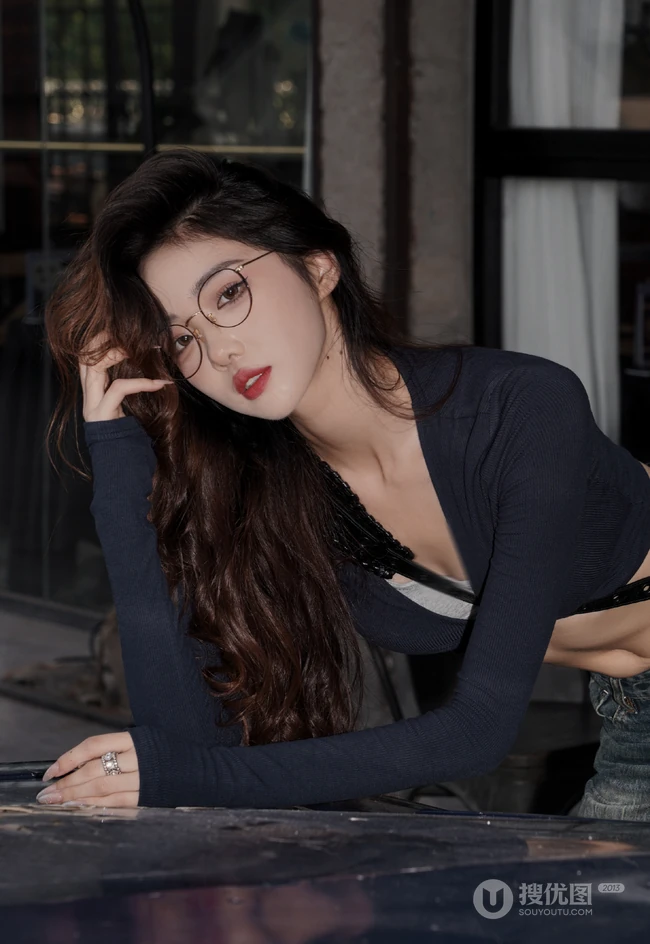 气质纤细线条女生，街拍牛仔裤眼镜女生紧身穿搭大秀曼妙身姿写真套图