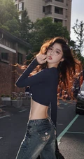 气质纤细线条女生，街拍牛仔裤眼镜女生紧身穿搭大秀曼妙身姿写真套图