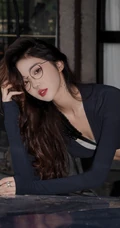 气质纤细线条女生，街拍牛仔裤眼镜女生紧身穿搭大秀曼妙身姿写真套图