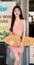 白鹿肩带低领粉色连衣裙海边旅拍女人味十足美照图集