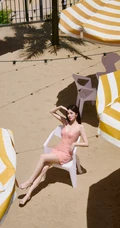 白鹿肩带低领粉色连衣裙海边旅拍女人味十足美照图集