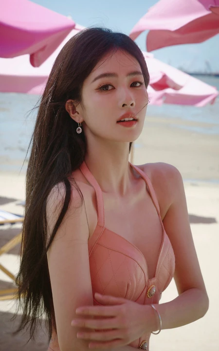 白鹿肩带低领粉色连衣裙海边旅拍女人味十足美照图集