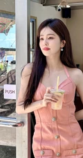 白鹿肩带低领粉色连衣裙海边旅拍女人味十足美照图集