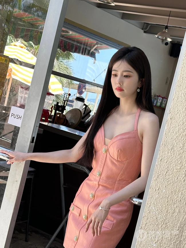 白鹿肩带低领粉色连衣裙海边旅拍女人味十足美照图集