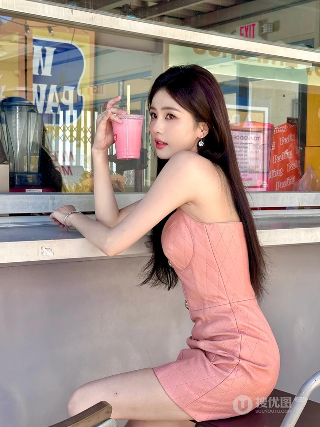 白鹿肩带低领粉色连衣裙海边旅拍女人味十足美照图集