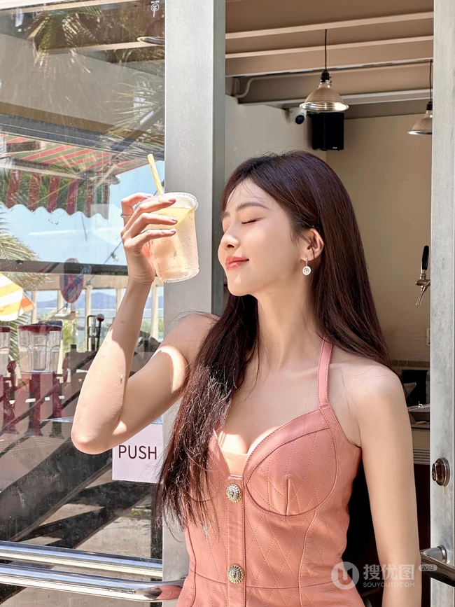 白鹿肩带低领粉色连衣裙海边旅拍女人味十足美照图集