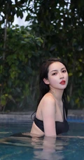 女生台球裁判王钟瑶黑色泳装泳装穿搭泳池清透写真气质美照