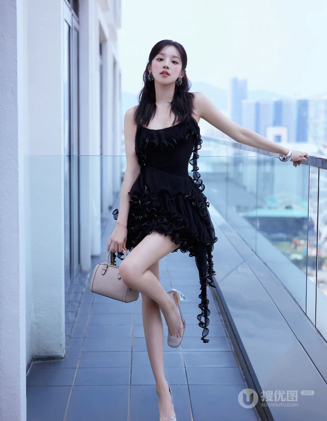 宋雨琦一袭黑色肩带连衣蓬裙穿搭宛若纯美黑天鹅出席香港活动美拍写真图集