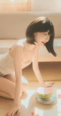 午后时光，齐刘海短发清新少女肩带衣牛仔裤短裤居家温柔写真图片