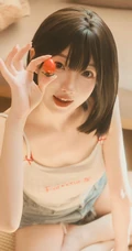 午后时光，齐刘海短发清新少女肩带衣牛仔裤短裤居家温柔写真图片