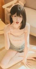 午后时光，齐刘海短发清新少女肩带衣牛仔裤短裤居家温柔写真图片