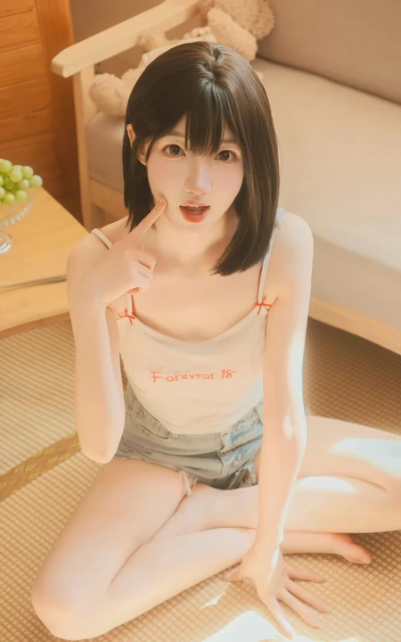 午后时光，齐刘海短发清新少女肩带衣牛仔裤短裤居家温柔写真图片