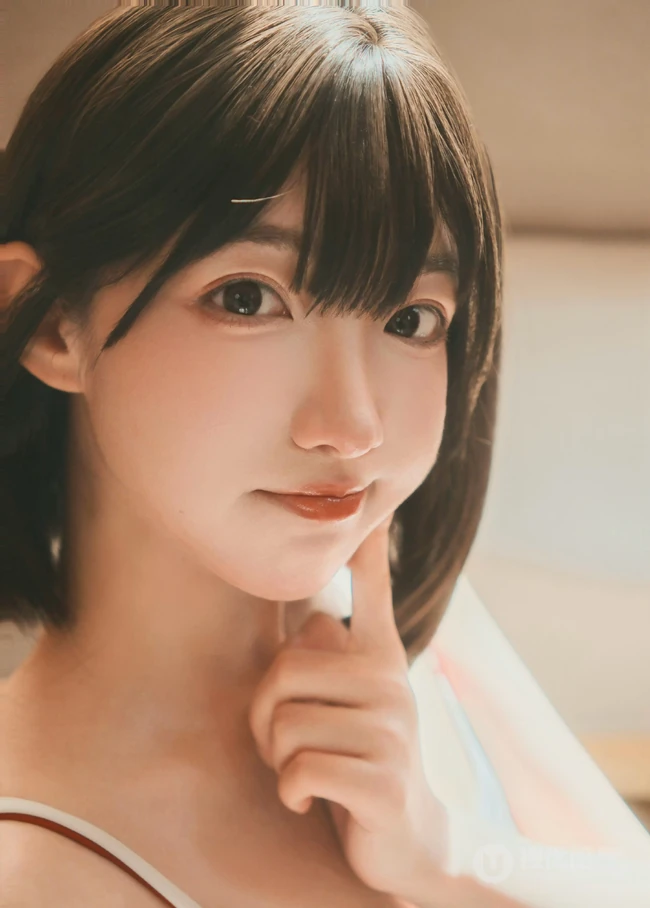 午后时光，齐刘海短发清新少女肩带衣牛仔裤短裤居家温柔写真图片