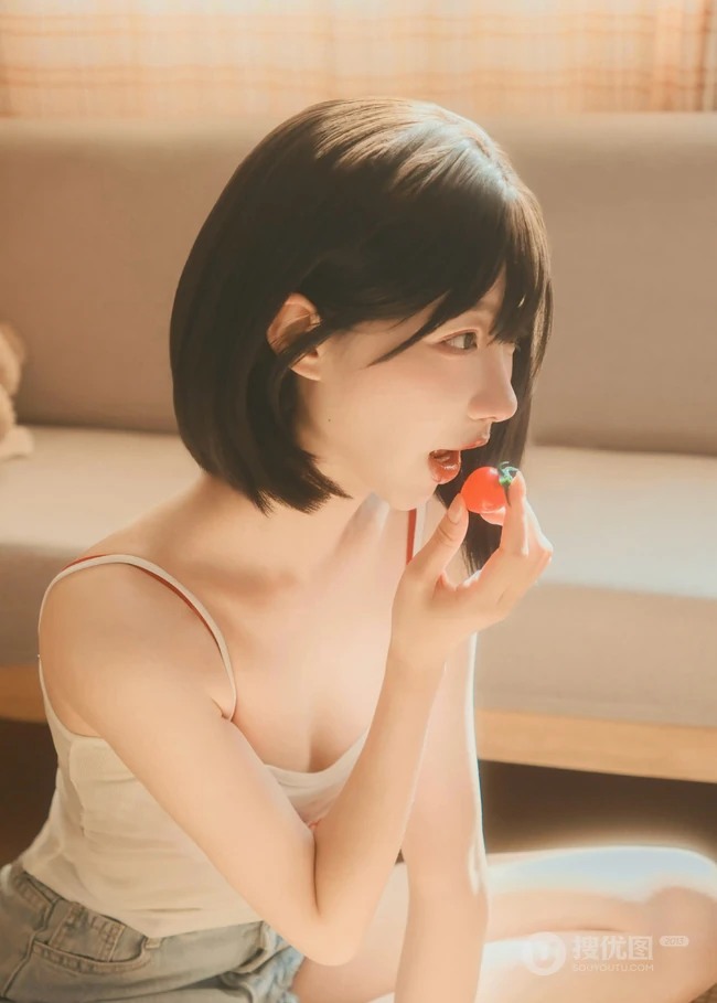 午后时光，齐刘海短发清新少女肩带衣牛仔裤短裤居家温柔写真图片